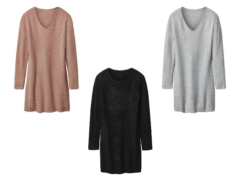 Drei flauschige Langarm-Oberteile: ein pfirsichfarbenes mit V-Ausschnitt, ein schwarzes mit Rundhalsausschnitt und ein graues mit V-Ausschnitt.