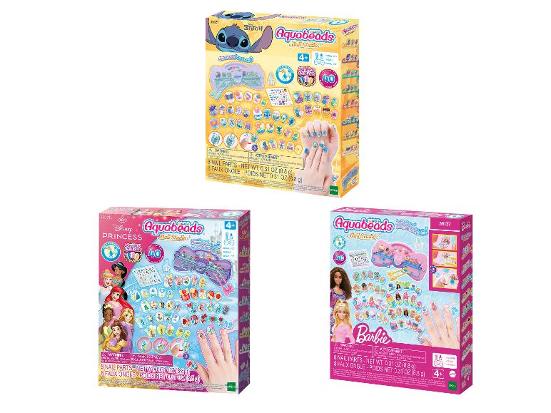 Drei Nagelstudio-Sets mit verschiedenen Themen: Stitch, Disney Prinzessinnen und Barbie.
