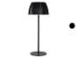 Schwarze Tischlampe mit plissiertem Schirm und rundem Fuß, mit schwarzen und weißen Farboptionen.