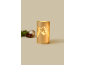 Goldene Dekokerze mit Hirschen, Tannenzapfen und Tannenzweig für Weihnachten.