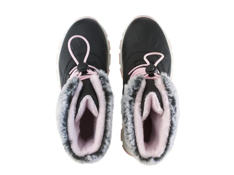 Ein Paar schwarze Winterstiefel mit rosa Schnürsenkeln und grauem Pelzbesatz.