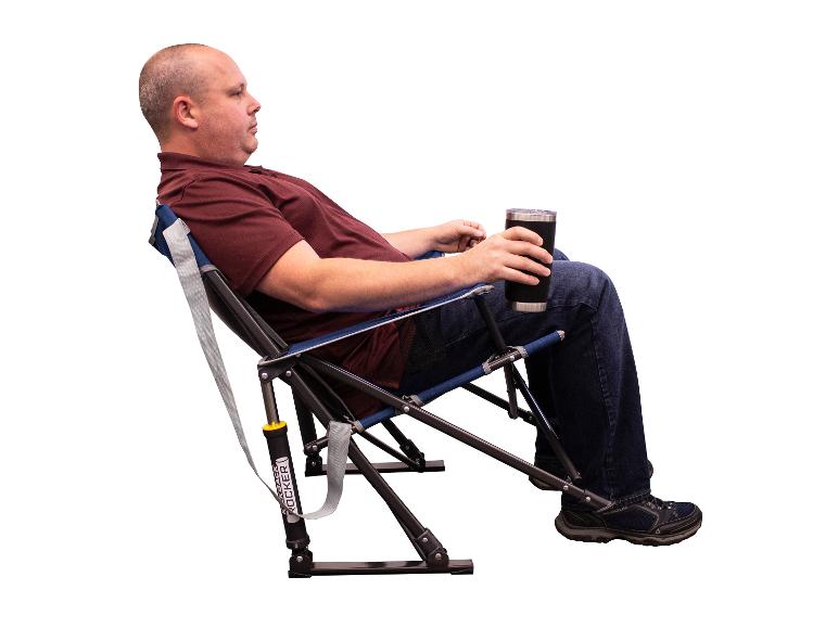 Ein Mann sitzt auf einem blauen und grauen Kickback Rocker Stuhl mit einem schwarzen Becher.