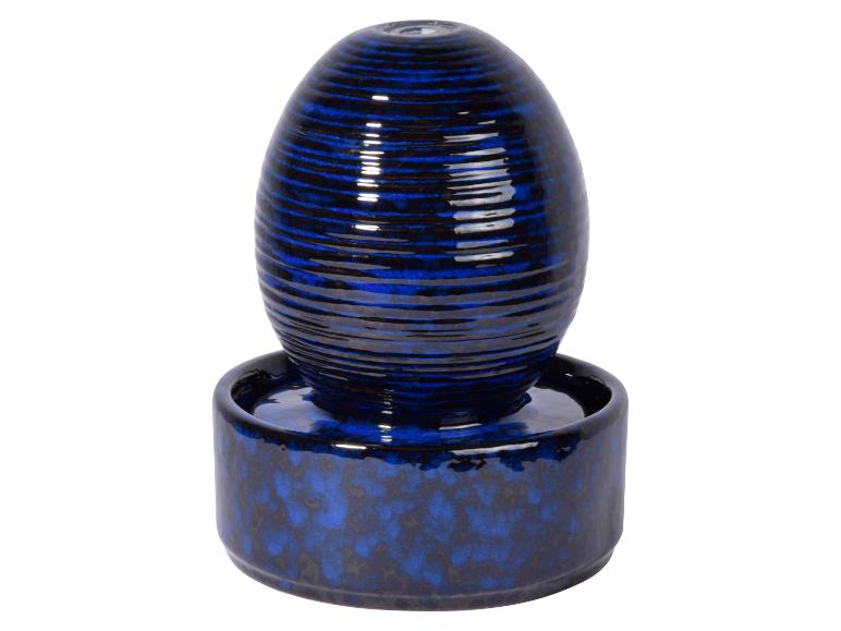 Blaue Keramik-Innenbrunnen mit ovalem Design und rundem Sockel.