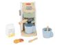 Hölzerne Spielzeug-Kaffeemaschine mit Zubehör wie Tassen, Milch und Kaffeebohnen.