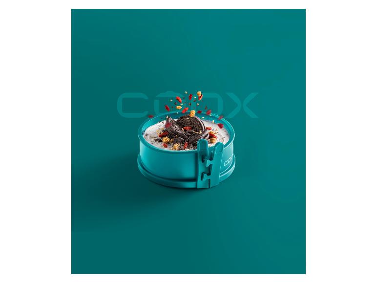 Eine runde Backform mit Oreo-Keksen und anderen Zutaten