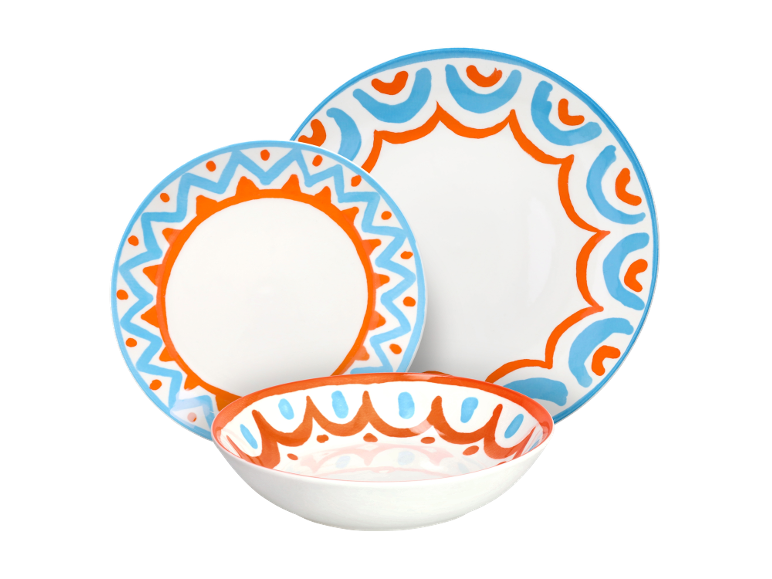 Weißes Geschirrset mit orangefarbenen und blauen Mustern, bestehend aus zwei Tellern und einer Schale.