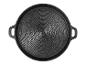 Schwarze Gusseisenpfanne mit konzentrischem Muster.