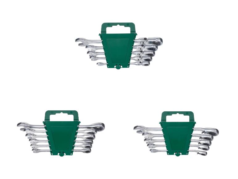 Drei Sätze Ratschenschlüssel in grünen Haltern.