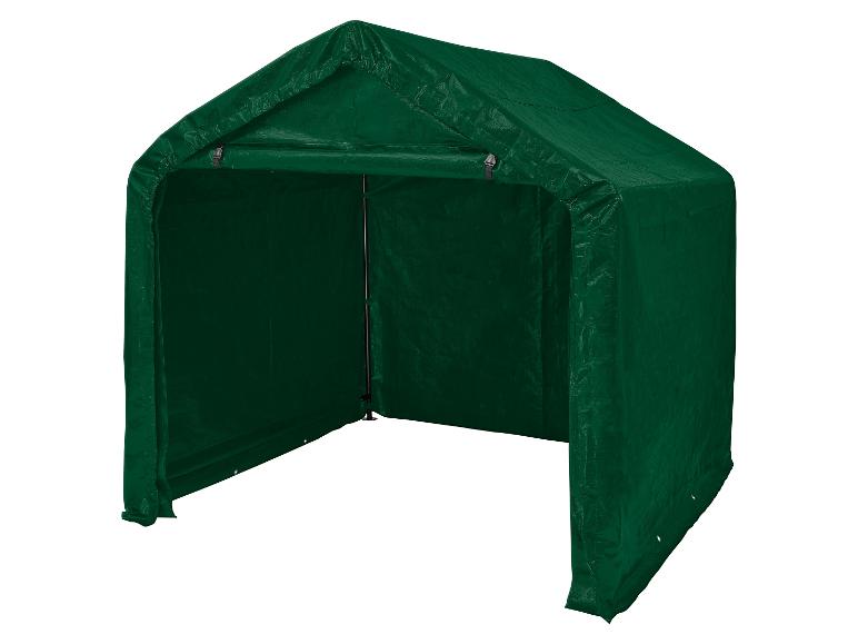 Grünes Lagerzelt mit offener Vorderseite auf weißem Hintergrund.