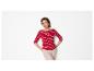 Frau in rot-weiß gestreiftem Langarmshirt und beiger Hose.