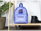 Lilafarbener Rucksack mit K-Pop Demon Hunters-Motiv auf einem Holzregal.