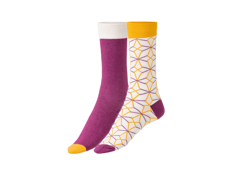 Zwei Paar Socken, eine einfarbig violett und eine mit geometrischem Muster in Gelb und Weiß.