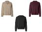 Drei Strickpullover: ein beiger, ein bordeauxroter mit Polokragen und ein dunkelgrauer Hoodie.