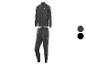 Ein Hummel Trainingsanzug mit einer schwarzen Hose und einer grauen Jacke.