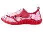 Rosa Kinder-Wasserschuhe mit Meeresmuster und roter Sohle.