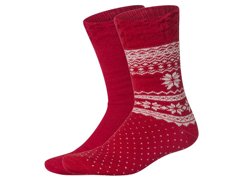 Ein Paar rote Socken mit weißem Wintermuster.