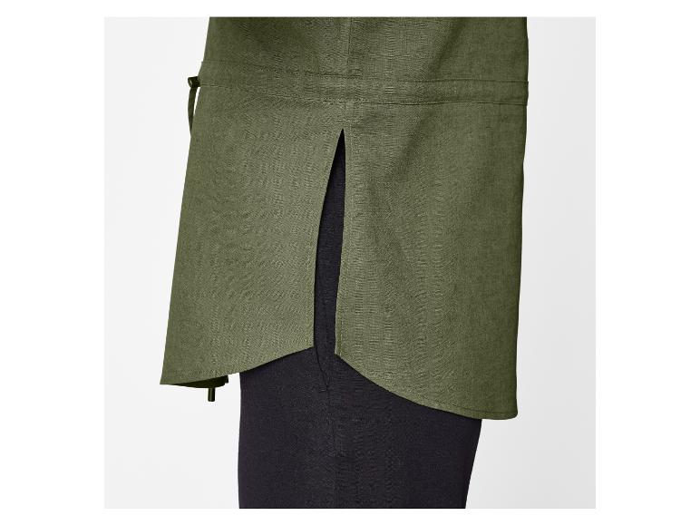 Olivengrünes Leinenhemd und Hose.
