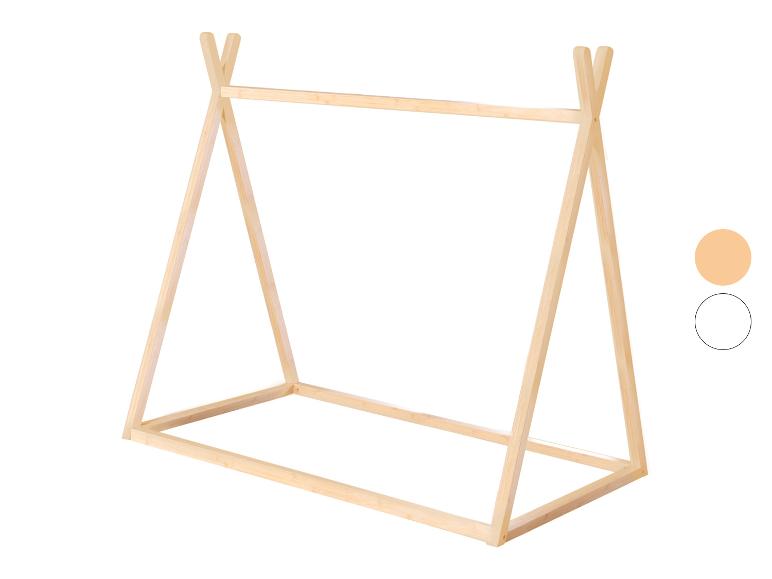 Ein heller Holzrahmen für ein Tipi-Bett oder einen Kleiderständer.