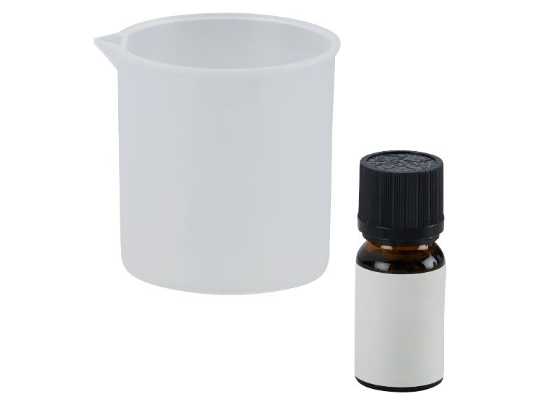 Messbecher und Flasche mit schwarzem Deckel