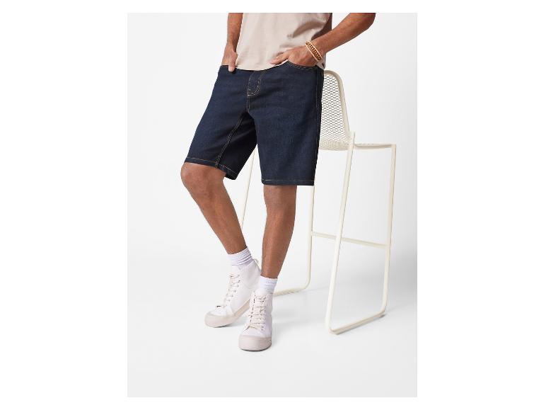 Jeans-Shorts und weiße Sneakers für Herren.