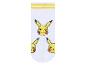 Weiße Socken mit gelben Streifen und Pikachu.