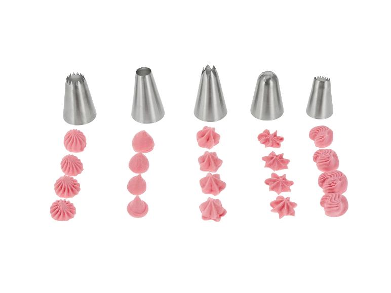 Set aus fünf Metalltüllen und Proben von rosa Zuckerguss, die die verschiedenen Formen zeigen.