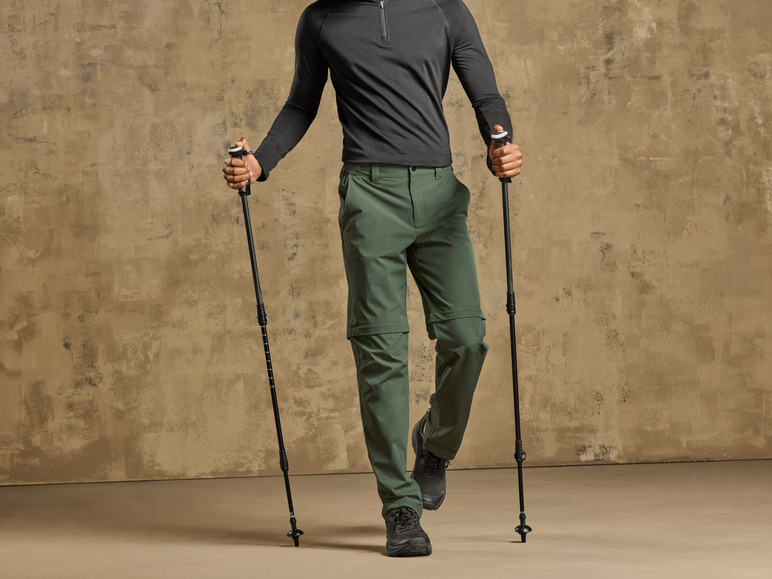 Ein Mann mit Wanderstöcken und Wanderkleidung