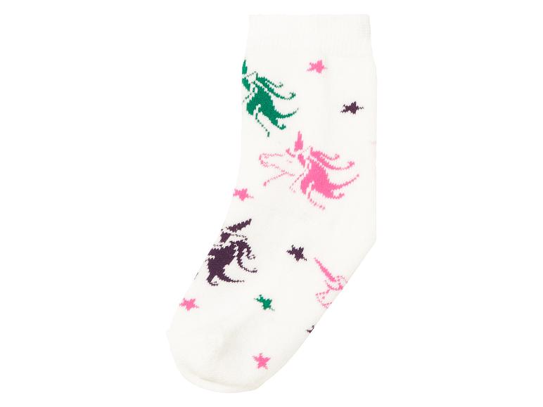Eine weiße Socke mit Einhorn-Motiv