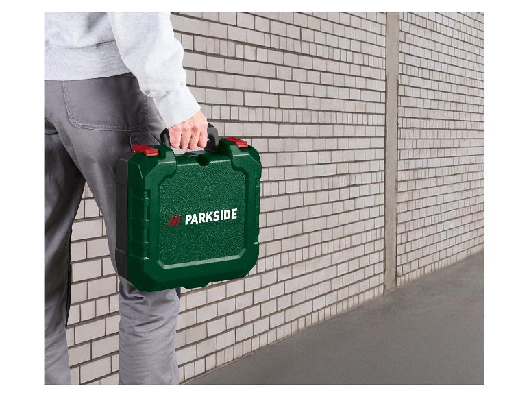 Mann trägt einen grünen Werkzeugkoffer mit roten Verschlüssen.