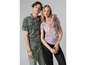 Ein Mann und eine Frau in lässiger Kleidung mit einem grünen Hemd mit Print für ihn und einem rosa Shirt mit Print für sie.