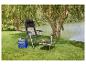 Klappbarer Campingstuhl und Tisch am See, mit Kühltasche und Thermosflasche.