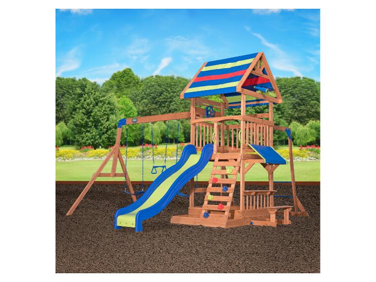 Holzspielplatz mit Rutsche, Schaukeln und Kletterwand in einer Gartenumgebung.