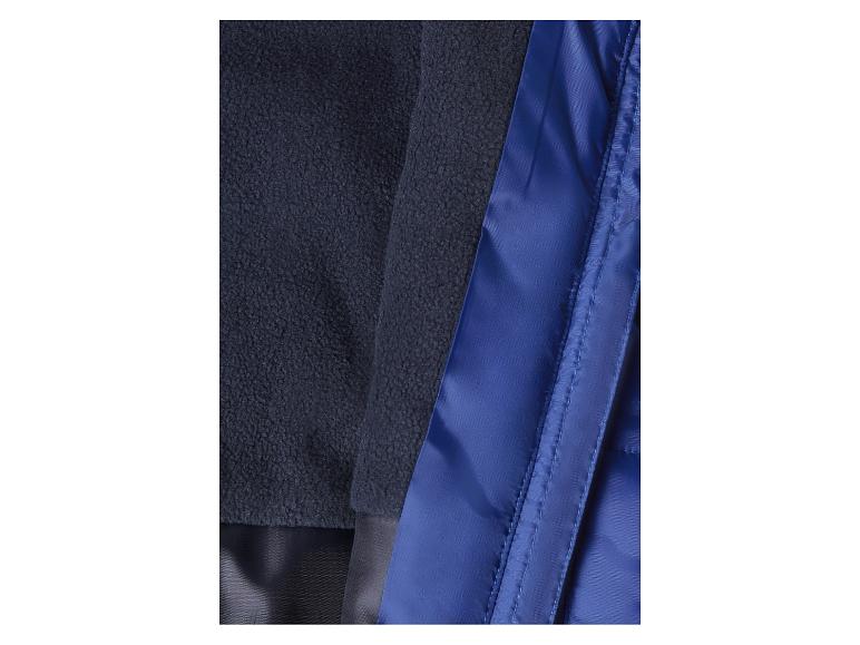 Details einer Jacke: blauer Außenstoff und dunkelblaue Fleece-Fütterung.