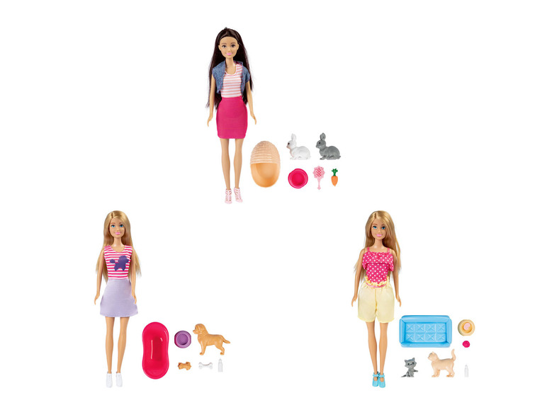 Drei Barbie Puppen mit Zubehör, darunter ein Hund, Katzen und Kaninchen.