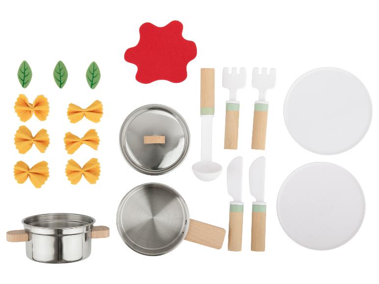 Spielküchen-Set mit Töpfen, Pfannen, Utensilien, Tellern und Filz-Lebensmitteln.