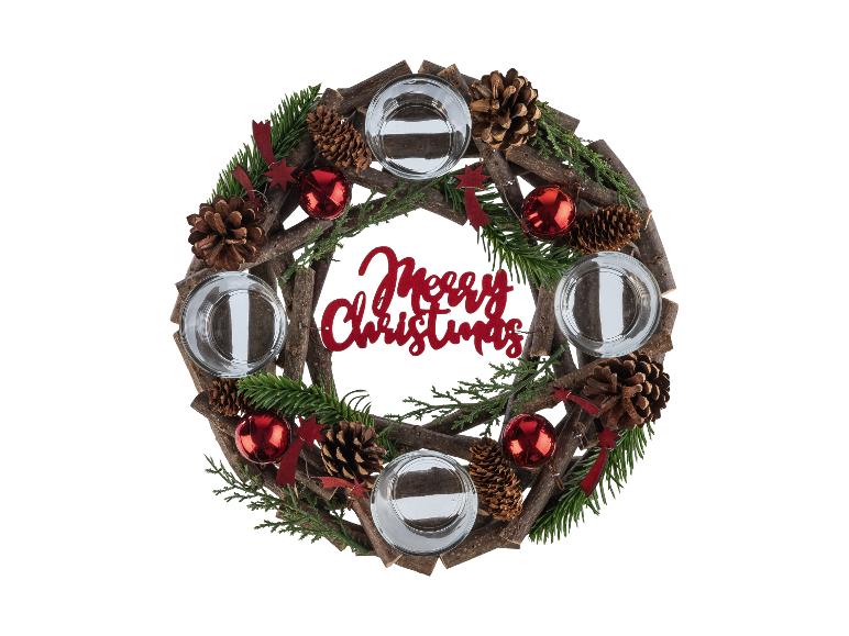 Weihnachtskranz aus Holz mit Dekorationen, Tannenzapfen und Kerzenhaltern.