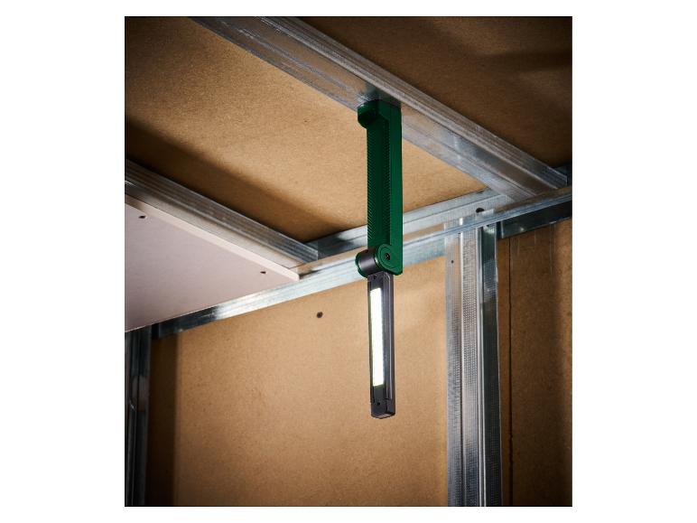 Eine faltbare Arbeitsleuchte, befestigt an einer Metallkonstruktion.