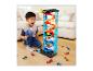 Junge spielt mit einem Hot Wheels Parkturm und Spielzeugautos.