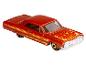 Ein orangefarbenes Hot Wheels Auto mit Flammen.