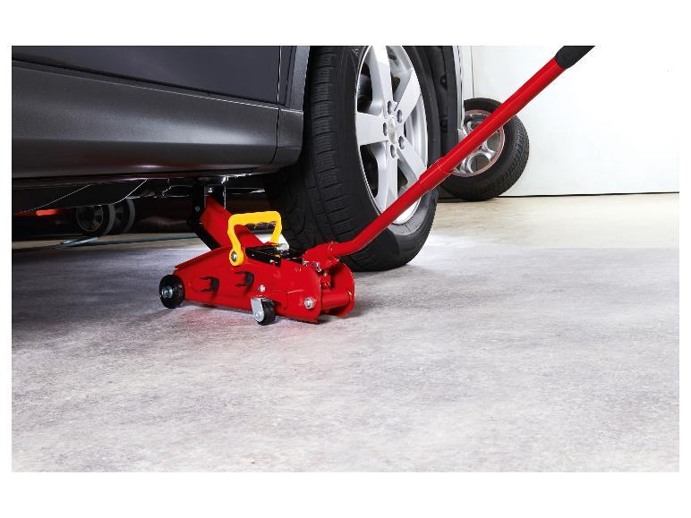 Roter Wagenheber unter Auto in Garage