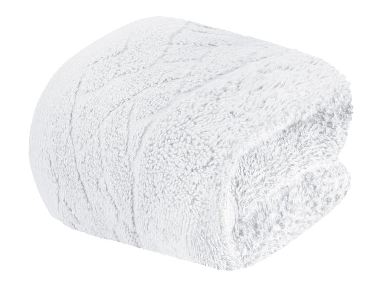 Ein weißes, weiches Handtuch, gefaltet.