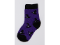 Lila Halloween-Socken mit schwarzen Hexenhut-Mustern.