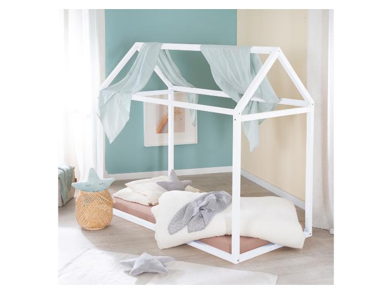 Weißes Hausbett mit hellblauem Baldachin, Kissen und Decke in einem Kinderzimmer.