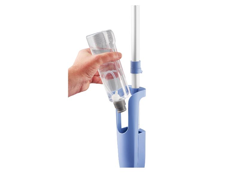 Eine Hand füllt eine Flasche mit Reinigungsmittel in einen blauen Mopp.