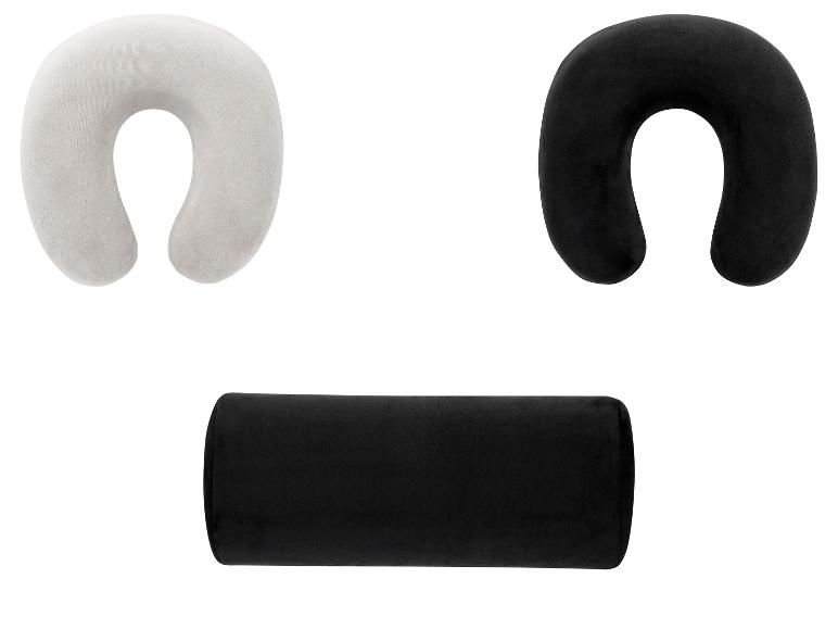 Zwei U-förmige Reisekissen (weiß und schwarz) und ein schwarzes Nackenkissen.