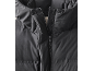 Nahaufnahme einer schwarzen Daunenjacke mit Reißverschluss und Druckknöpfen.