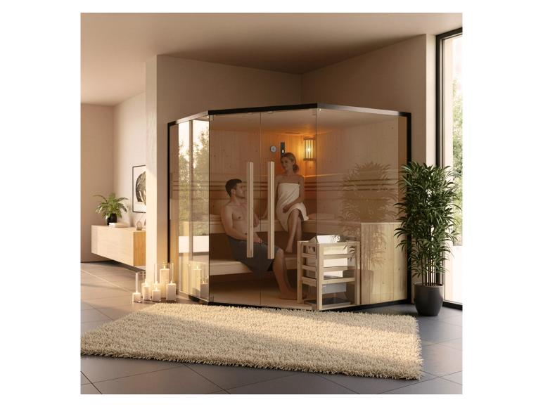 Ein Paar entspannt in einer Glas- und Holzsauna, mit Kerzen und Pflanzen.