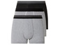 Drei Boxershorts: Grau, Schwarz und gestreift