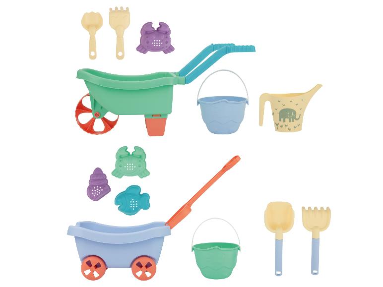 Zwei Sets bunter Spielzeug-Schubkarren und Sandförmchen für Kinder.