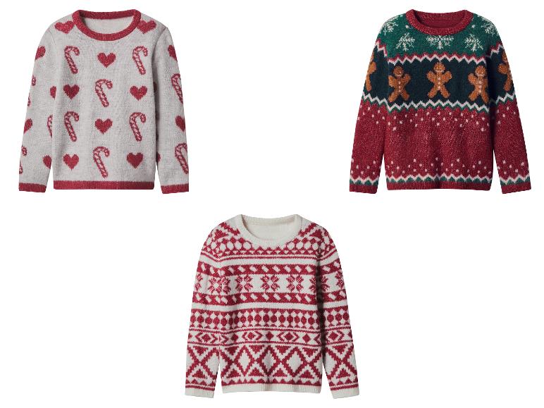 Drei festliche Pullover mit Weihnachtsmustern, darunter Zuckerstangen, Herzen, Lebkuchenmänner und Schneeflocken.